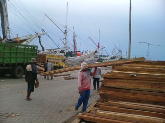 Bongkar muat kayu Sunda Kelapa